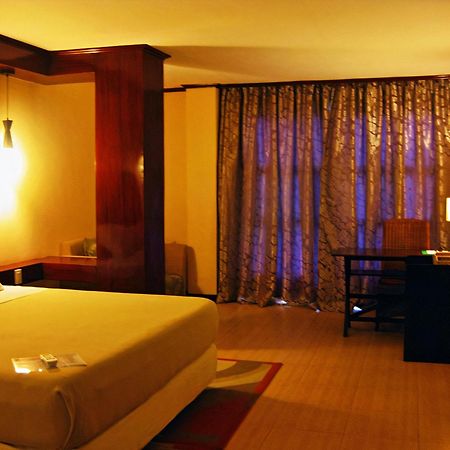 Cebu Dulcinea Hotel And Suites-Mactan Airport Hotel Lapu-Lapu City Buitenkant foto