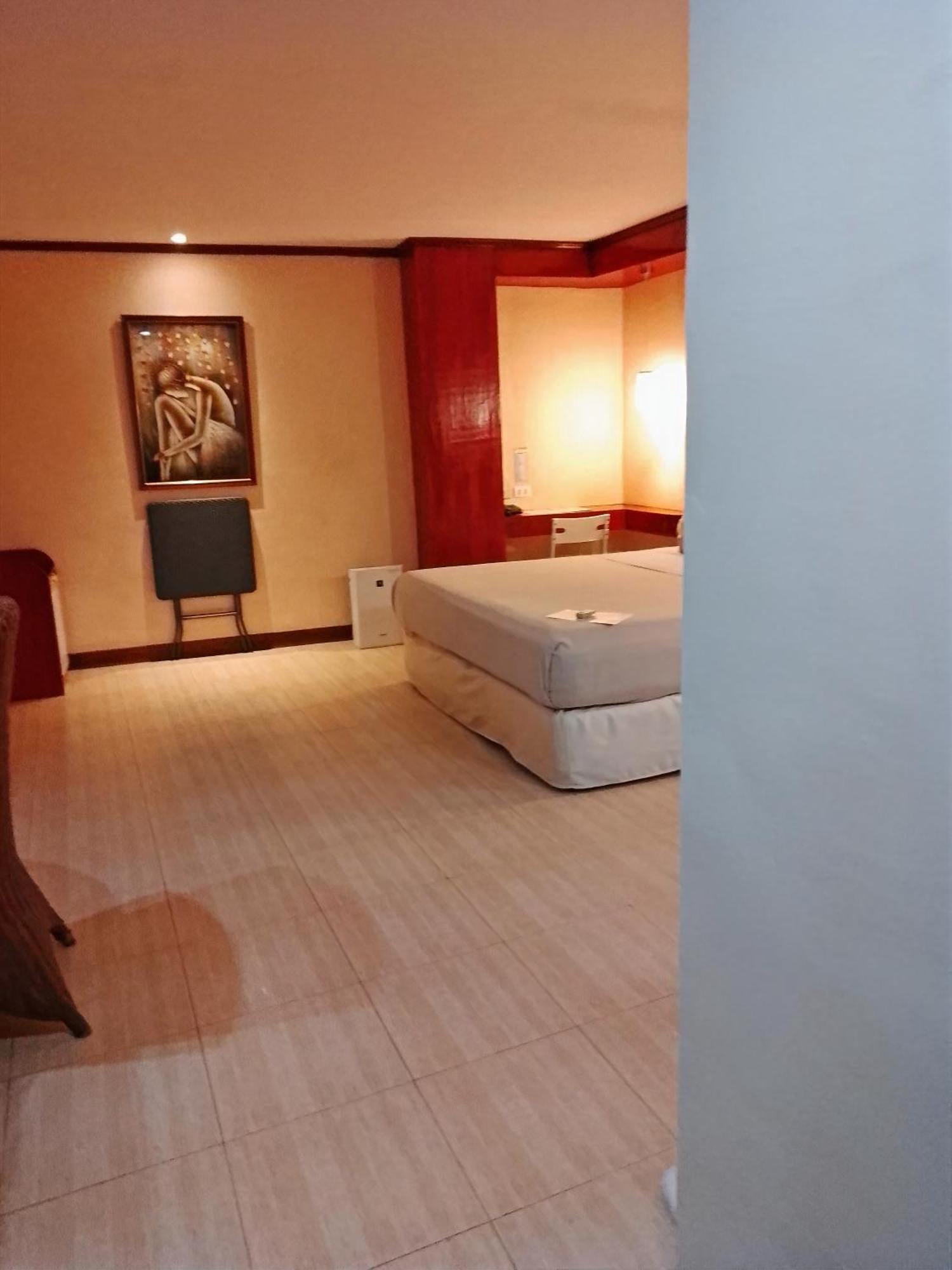 Cebu Dulcinea Hotel And Suites-Mactan Airport Hotel Lapu-Lapu City Buitenkant foto