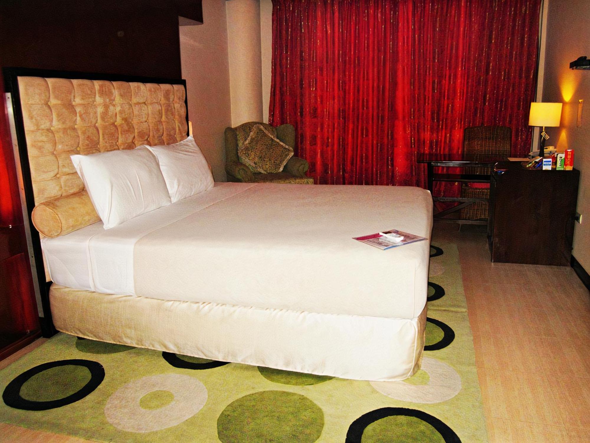 Cebu Dulcinea Hotel And Suites-Mactan Airport Hotel Lapu-Lapu City Buitenkant foto